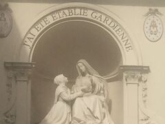 パリの1日は長いです。日没が２２時近くですから２２時過ぎてもまだ明るい状態。とても得した気分になります。

なので１７時過ぎてもまだまだ観光出来る！って感じです。そこでモンパルナスから徒歩で奇跡のメダイ教会へ向かいました。

丁度ミサをしていました。