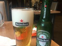 さてさて！沢山歩いたらこれでしょ！
ホテルの近くのベトナム料理店に入りました。
まだまだ日は高いですが皆店先のデーブルに座りビールやワインを楽しんでます。
なんか明るい時間に飲む酒は美味しいよね(笑)