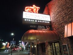 　夕飯を食べたレミントン（Remingtonsof Niagara Falls)です。
　ホテルからは200m、直ぐ裏のビクトリアアベニューにあります
　出発前から、この日はロブスターを食べると決めていました。そこでいろいろ調べたし、4トラでも質問させていただき回答も頂いた（感謝です）のですが、ロブスターの味噌が食べたい私には、決め手になる情報に出会えませんでした。
　で結局、添乗員が自由食の際に推薦するというレミントン（Remingtonsof Niagara Falls)に、ホームページを見た上で決めました。なお、候補に挙がった店の中でホテルに最も近かったことも大きな要素でした。