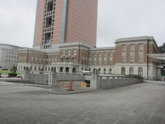 県庁に到着｡
こちらの煉瓦造りの低い昭和庁舎は旧本庁舎｡
昭和3年建設の建物です｡
