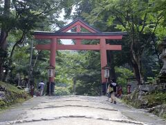 京都の表鬼門（北東）を守る日吉大社。天台宗の護法神として比叡山延暦寺とも深い縁があります。こちらの山王鳥居、カッコイイ！　神仏習合の山王信仰を表しているんだそうです。