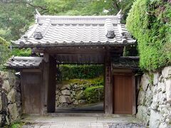 坂本の町で特徴的なのは美しい石積みとともに、数多く建ち並ぶ里坊。これらは皆、延暦寺のお坊さんの隠居所です。旧竹林院はその一つ。閉まる時間ぎりぎり、滑り込み。