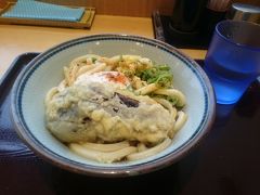 朝早く出て来たので、朝食は成田で。
うどんを食べて出発～。