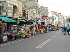 海岸通りは土産物店や屋台が多い