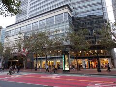 続いて、Powell St.駅近くにあるウェストフィールド・サンフランシスコ・センターでお買い物。ザラ、H&Mやバス＆ボディワークスが入っていて、女子がお買い物を楽しめるショッピングセンターです。