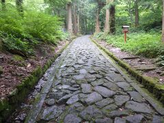 奥宮に向かう石畳の参道。
