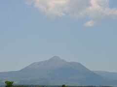 レンタカーで移動中に見えた高千穂峰
