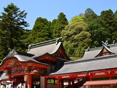 県境を越えて霧島神宮へ。
さすが由緒ある神社。規模がデカい。参拝客も多い。
鳥居前町も繁盛してる。
ほかの神社にはない変わったお守りがたくさんあった。