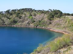 硫黄山のすぐ近くにある不動池。
池中心が濃いブルーでへりが緑がかっていて、印象的だった。
