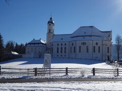 ３日目は”白鳥城”ことノイシュバンシュタイン城を目指します。

途中、ヴィース教会へ

キリストの像が涙を流したと言われる美しい教会です。

雪景色のために一層美しく神秘的です。
