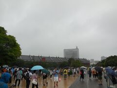 小雨がちらほら降っていますが、それでもたくさんの人を集客しています。回線がプチプチ切れながら、何度もスマホを立ち上げ直し、レアポケモンを捕獲していきます。