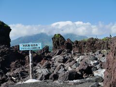 続いては、利尻島最南端に位置する仙法志御崎公園にやってきました。
こちらに訪れると利尻山が噴火した時に溶岩が海に流出してできた独特の形・色をした岩があり、利尻島が火山の噴火でできたことがわよくわかります。