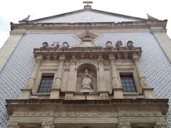 レプブリカ広場に面して建つミゼリコルディア教会。
小ぢんまりとしていますが、元はアヴェイロのカテドラルだったそうです。
