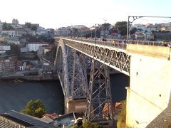 ドンルイス1世橋は、地下鉄が走る上段、車が走る下段ともに歩行者も通ることができます。