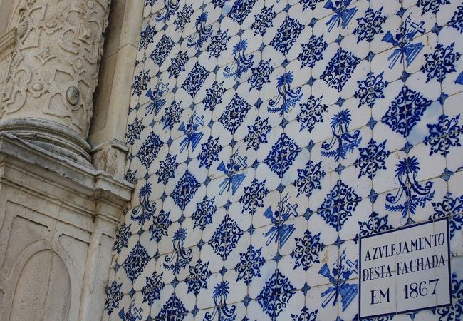 ファサードを覆う美しいアズレージョが美しい！
