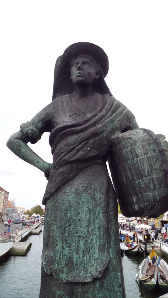 橋の欄干には、この街の伝統的な職業にちなんだ幾つかの像があります。<br />その一つがこれ。「サリネイラ」と呼ばれる、かつて塩田で働いていた女性をモチーフにしたもの。<br />よい顔をしていますね。