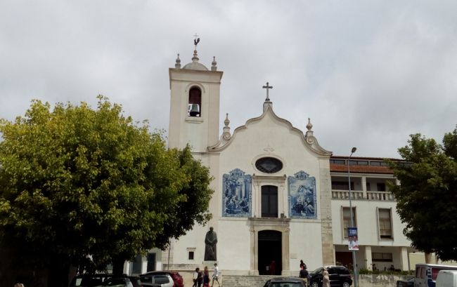 運河を渡りブラブラと歩くうちに、ベラ・クルス教会に着きました。<br />17世紀築。ファサードの、アズレージョで作られた2枚の絵が印象的です。<br /><br />魚市場がある広場近くのレストラン「オ・アルコ・ダ・ベリャ」にてランチ。<br />料理自体は良かったのですが、接客がとにかくトロかった！