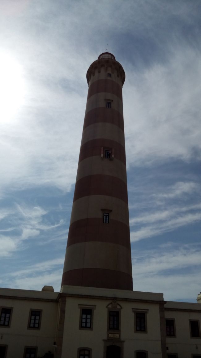 近づいてみると・・・ドーン！<br />60mあまりの雄姿に圧倒されます。<br />ポルトガルでは1番、イベリア半島では2番目の高さ。<br /><br />週に一回、水曜日だけ一般に開放され上れるそうです。<br />でも、270段余りの螺旋階段の上り下りはきつそう！