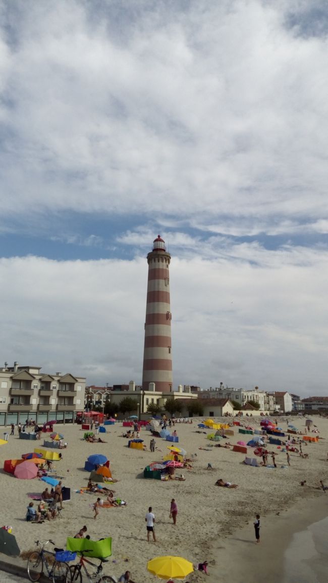 アヴェイロ中心部から車で15分のバーラビーチへ。<br />ここで目を引くのは、何と言っても灯台！<br />灯台と言うと、人が集まる海水浴場から離れた場所にあるイメージですが、これはビーチのすぐ脇にあります。