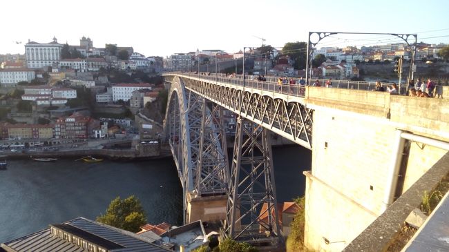 ドンルイス1世橋は、地下鉄が走る上段、車が走る下段ともに歩行者も通ることができます。