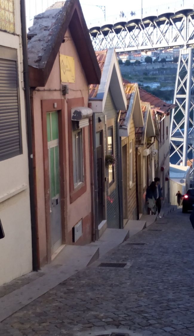 夕刻が近づいているとあって、沢山の人がすでに集まっていたモロ庭園。その脇の階段を降り、可愛いらしい小さな家が並ぶ急な坂道を下っていきます。