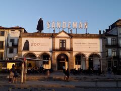 沈もうとしている夕日に照らされる、ポートワインとシェリー酒の老舗サンデマンの建物。

ロープーウェイ駅の先まで行って折り返し、スペインで私が一番好きなビール「エストレジャ・ガリシア」のパラソルが目に付いた「スキッフ・バル」のテラスで一杯。
サグレやスーペルボックも好きですが、やっぱりエストレジャ・ガリシアは美味しい！
