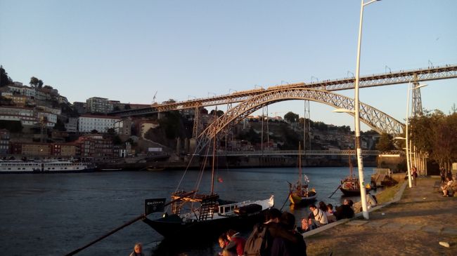 もう少し上流にある、エッフェル設計のマリア・ピア橋に下層部分を加えたようなフォルム。エッフェルの弟子の一人が設計したというのも頷けます。