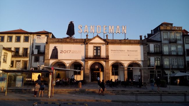 沈もうとしている夕日に照らされる、ポートワインとシェリー酒の老舗サンデマンの建物。<br /><br />ロープーウェイ駅の先まで行って折り返し、スペインで私が一番好きなビール「エストレジャ・ガリシア」のパラソルが目に付いた「スキッフ・バル」のテラスで一杯。<br />サグレやスーペルボックも好きですが、やっぱりエストレジャ・ガリシアは美味しい！<br />