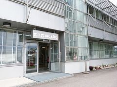 ハカニエミマーケットを見て回ったあと、ハカニエミ駅から地下鉄に乗って、ヘルットニエミ駅まで行き、徒歩10分ほどのマリメッコ本社へ。