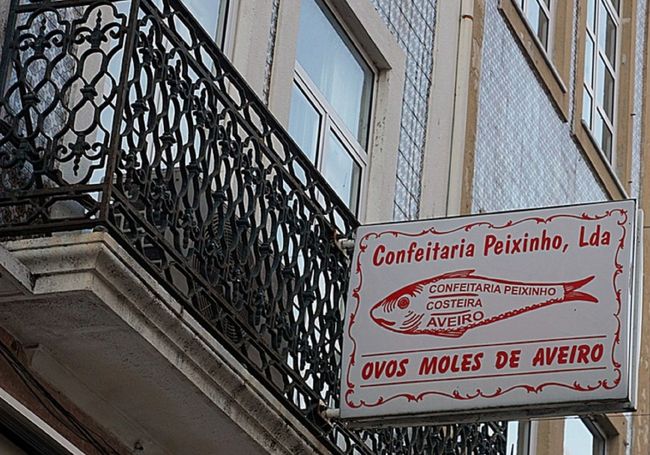 コインブラ通りに戻り、有名な菓子店「ペイシーニョ」へ。<br />フレンドリーでウィットに富んだ女性店員が迎えてくれました。<br />アヴェイロ名物のオヴォシュ・モーレシュはちょっと苦手なので、ミニ・パンデローやフィンガークッキーなどを購入。