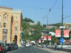 サラエボ・フィルム・フェスティバルの赤地にハートのかわいいポスターが並んでいます。

左側の建物は国立図書館（旧市庁舎）
