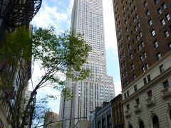 ホテルでチェックインを済ませて向かった先は、Empire State Building。地上１０２階、高さ443.2ｍとNYで一番の高さのビルだそう！チケットはVERTLAで事前に購入ずみ。おかげでエレベーターまでスムーズに進めました。