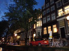 運河沿いの通りに密集したお家、赤い車と自転車がなんともオランダらしい風景です。