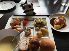 さて翌朝。前夜遅くに投宿したかりゆしビーチリゾートで少し遅めの８時起床です。
朝ごはんをホテルのレストラン「暖琉満菜」でいただきます。
バイキングメニューは全てアレルギー表記ありで、我が家の卵アレ２歳坊主も大助かりです。

★かりゆしビーチリゾートの詳細口コミは、http://4travel.jp/dm_hotel_tips_each-12760769.html　に掲載しています。