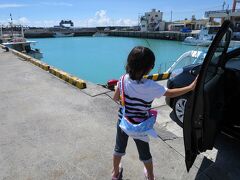 さて午後は、ジンベイザメを見に、読谷村の漁港までドライブします。
ここでは、海にジンベイザメの住みか（生けす）があるため、野生に近い状態のジンベイザメを見ることができます。