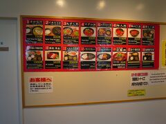 グラスボートの出港する読谷漁協には、一般の人が入れるレストランと魚屋さんがあり、結構人気なようです。