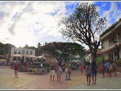 【モーホ・デ・サンパウロ島の町を歩く】

その中心部に立つ大きな木の下が、地元の島民たちの遊び場にもなっています。

