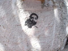 「Morro de SaoPaulo 聖サンパウロという丘、島の様子」

「ラテン」というと、我々日本人からすると、なんだか根拠無く、「カラフル」「鮮やか」で「あかるい」等...etcetc

写真：大きな壁に、申し訳なさそうに小さく描かれた、髭もじゃのおじさん....あなた、誰ぁ～れ～？