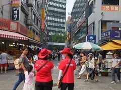 南大門市場。赤い服を着ているのは観光案内の人。いくつかの観光地にいますが、ほぼ日本語対応可能です。分からないことはすぐに教えてもらえるので助かります。やはり少し前よりも日本人寄りになっている印象です。