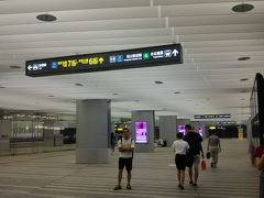 台北駅に着いたら、北門駅方面に行きます。
MRT台北駅と北門駅だと、断然北門駅のほうが近いようです。私たちは中山駅のホテルに向かうので、松山新店線の北門駅に向かいます。