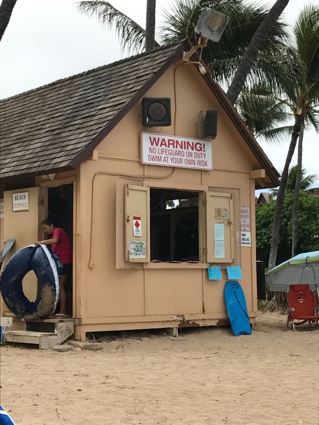 ここで浮き輪やビーチチェアを借りられます。
