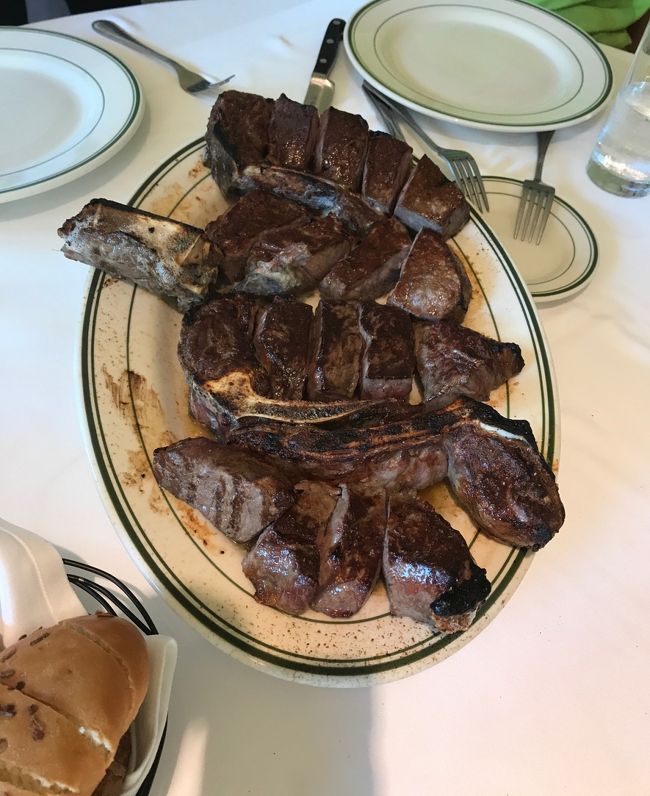 晩ご飯はウルフギャングのハッピーアワーです。<br />ここのハッピーアワーは１８時３０分までやっています。<br />ハッピーアワーは予約ができませんが、お得に美味しく食べられるので、おすすめです。