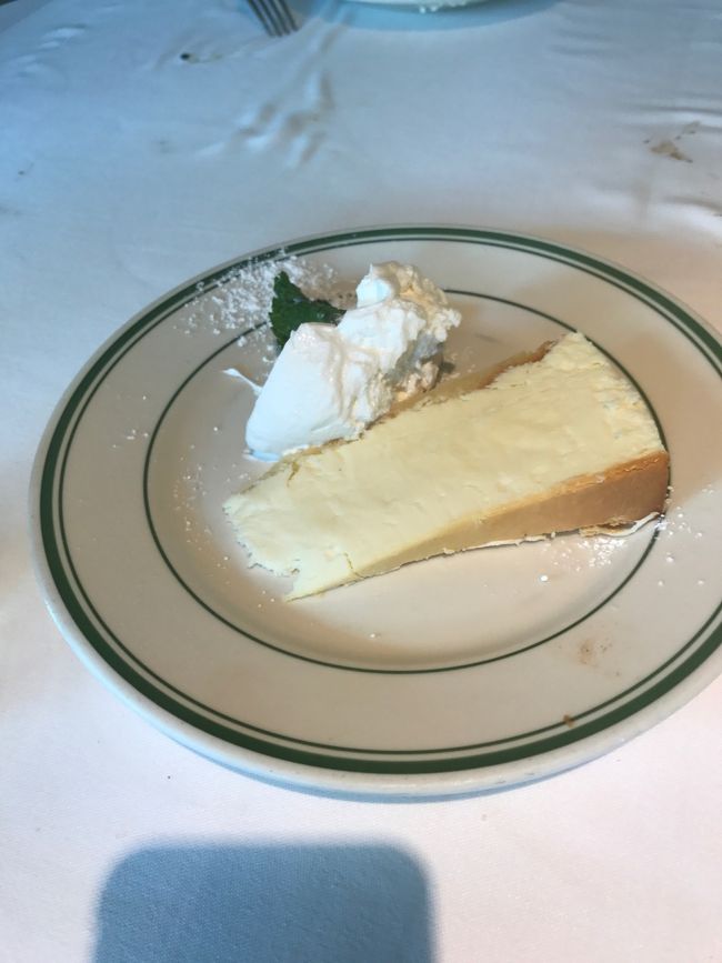 濃厚なチーズケーキも付いてきます。