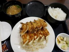 浜松といえば、鰻か餃子ということで、
朝から餃子にした。
肉餃子と野菜餃子のセット。
いつもは餃子と言えばビールだけど、
本日は餃子で米を食らう。