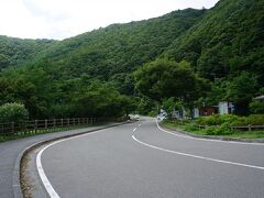 さらに先に進むと、本栖湖の看板があったので飛びついた。