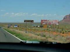 …163号線脇には、モニュメント・バレー・ナバホ・トライバル・パークやその中にあるザ・ビュー・ホテル＋ビジター・センターの看板が。
パーク内観光やザ・ビュー・ホテルにお泊りの方はこの脇道に入りましょう。

パーク内のバレー・ドライブを巡ってみた体験記はすでにアップ済みなのでここでは取り上げません。
参考にしてみたい方は下記の旅行記をご覧ください。

★朝のモニュメント・バレーへ
http://4travel.jp/travelogue/11268565
