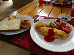 ４日目
コンラッド バリ2日目の朝食、前日がベジタリアンのオムレツだったので
今日は肉入りです。