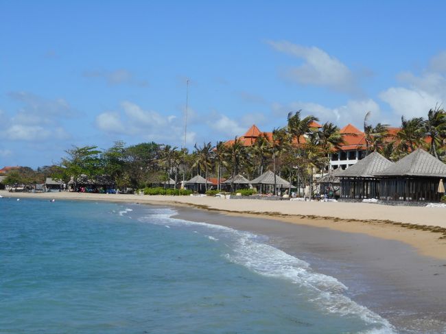 海からホテルの眺め。