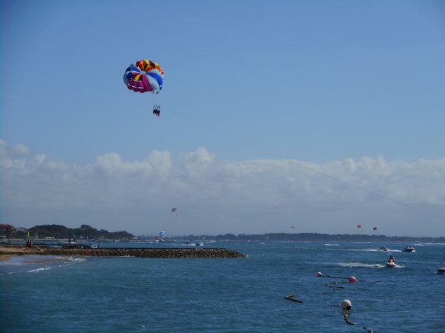 マリンスポーツをしています。<br />泳いでいる人は少ないです。