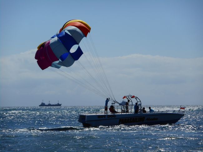 パラセーリングしています。